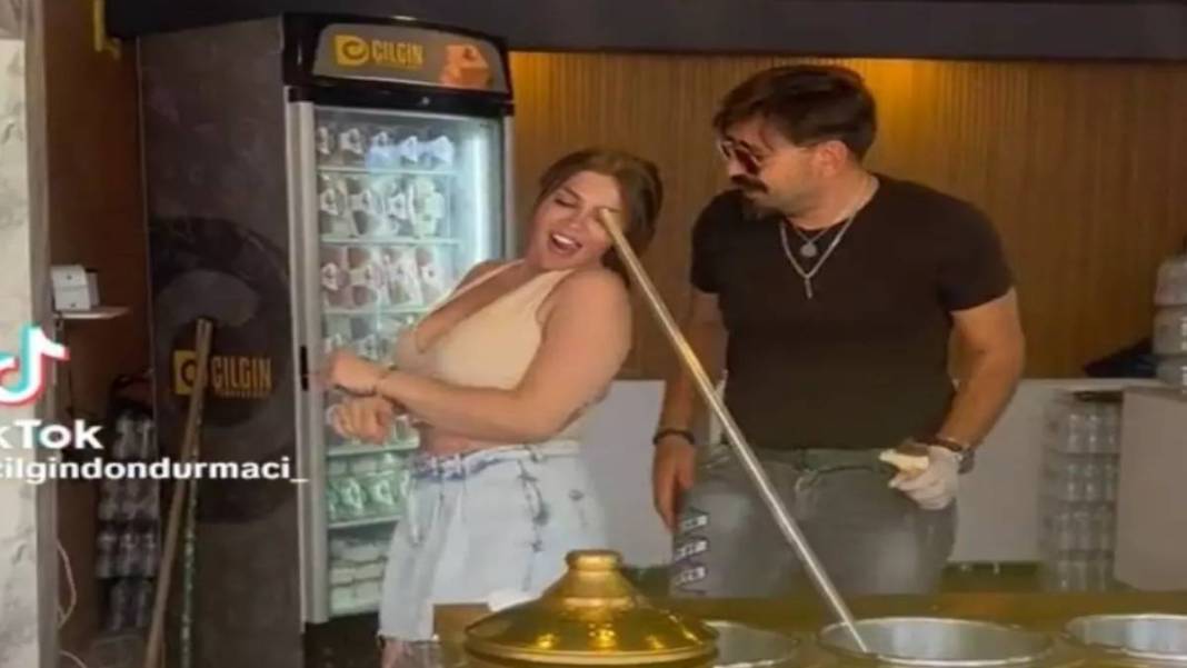 TikTok fenomeni Çılgın Dondurmacı bu sefer sınırı fena aştı! Kadın müşterisini kucakladığı gibi... Görenlerin ağzı açık kaldı! 4